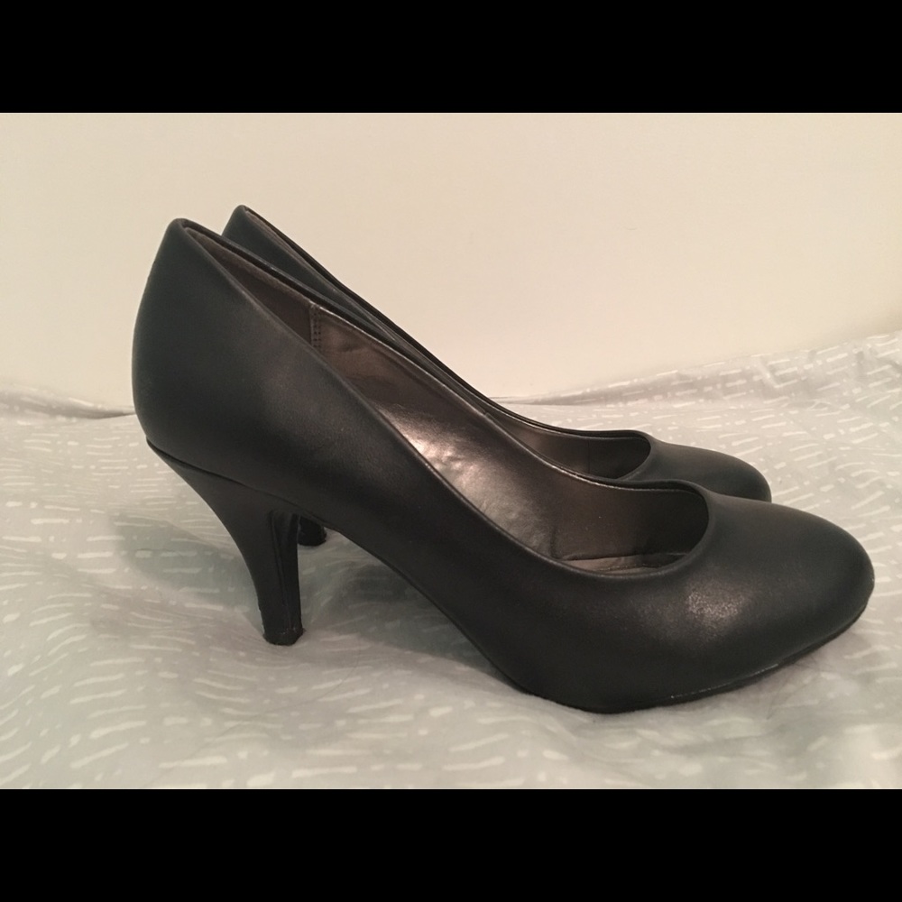 SIMPLE BLACK HEEL